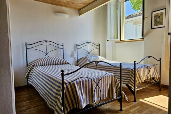 3 bedrooms, bed sheets