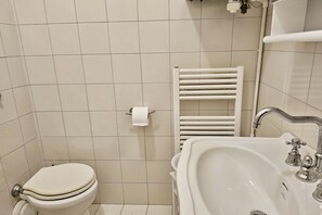 Een douche, een bidet, handdoeken