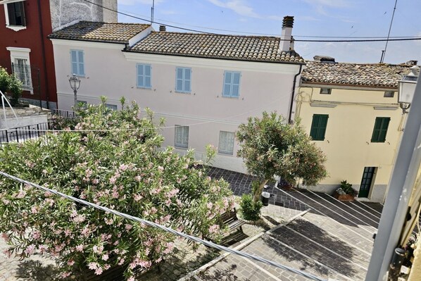 المنطقة المحيطة بالمنشأة