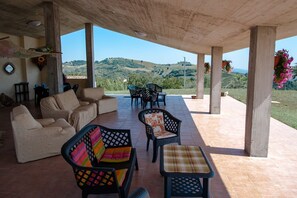 Terrace/patio - Villa Aurora - Delightful villa with pool and a/c in the Marche countryside (Montelparo)
