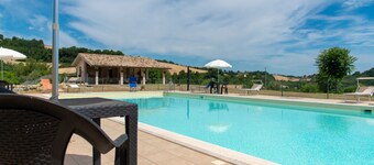 Villa Aurora - Delightful villa with pool and a/c in the Marche countryside