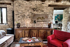 Fireplace - Villa Aurora - Delightful villa with pool and a/c in the Marche countryside (Montelparo)