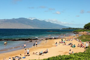 Ranta lähistöllä, aurinkotuoleja, rantapyyhkeitä