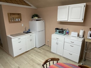 Réfrigérateur, micro-ondes, cafetière/bouilloire, grille-pain