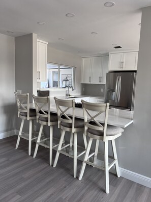 Een koelkast, een microgolfoven, een oven, een kookplaat