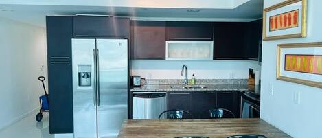 Frigorifero, lavastoviglie, macchina per il ghiaccio