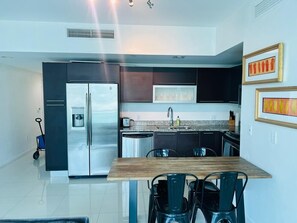 Fridge, dishwasher, ice maker - Centrally located in the heart of Brickell, Miami (Miami)