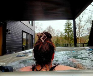 Outdoor spa tub