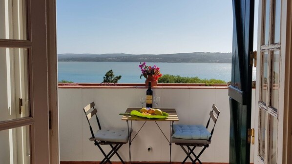Outdoor dining - ITS A Room IN A Shared House (Caldas da Rainha)