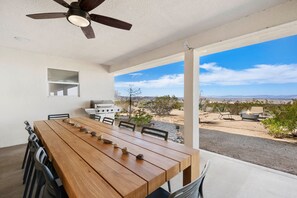 تناول الطعام بالخارج