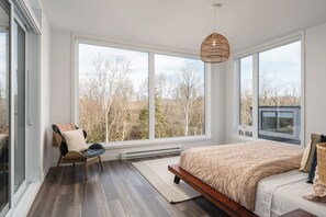 3 habitaciones, tabla de planchar con plancha y cuna de viaje