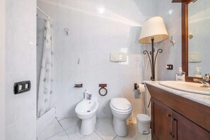 Bruser, hårtørrer, bidet