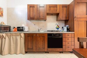 Een magnetron, een kookplaat