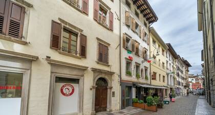 GuestHost - Cozy apartment of 55 sqm, able to accommodate up to 3 people, located on the third floor of a building without elevator. The location is great! In the center of Udine, overlooking Piazza Giacomo Matteotti; a few steps from the main points of