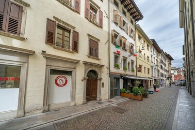 GuestHost - Cozy apartment of 55 sqm, able to accommodate up to 3 people, located on the third floor of a building without elevator. The location is great! In the center of Udine, overlooking Piazza Giacomo Matteotti; a few steps from the main points of