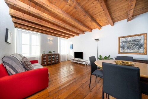 GuestHost - Cozy apartment of 55 sqm, able to accommodate up to 3 people, located on the third floor of a building without elevator. The location is great! In the center of Udine, overlooking Piazza Giacomo Matteotti; a few steps from the main points of 
