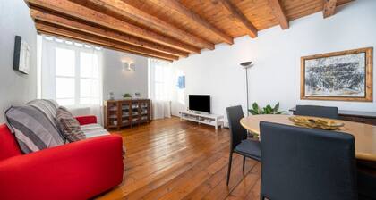 GuestHost - Cozy apartment of 55 sqm, able to accommodate up to 3 people, located on the third floor of a building without elevator. The location is great! In the center of Udine, overlooking Piazza Giacomo Matteotti; a few steps from the main points of