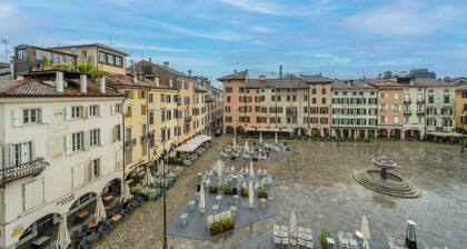 GuestHost - Cozy apartment of 55 sqm, able to accommodate up to 3 people, located on the third floor of a building without elevator. The location is great! In the center of Udine, overlooking Piazza Giacomo Matteotti; a few steps from the main points of