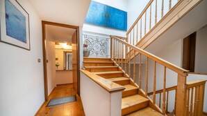 A wooden staircase with a metal railing, leading to an upper floor. - GuestHost - Cozy apartment of 55 sqm, able to accommodate up to 3 people, located on the third floor of a building without elevator. The location is great! In the center of Udine, overlooking Piazza Giacomo Matteotti; a few steps from the main points of  (Udine)