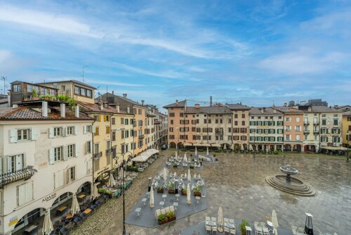 Cozy apartment of 55 sqm, able to accommodate up to 3 people, located on the third floor of a building without elevator. The location is great! In the center of Udine, overlooking Piazza Giacomo Matteotti; a few steps from the main points of interest, su