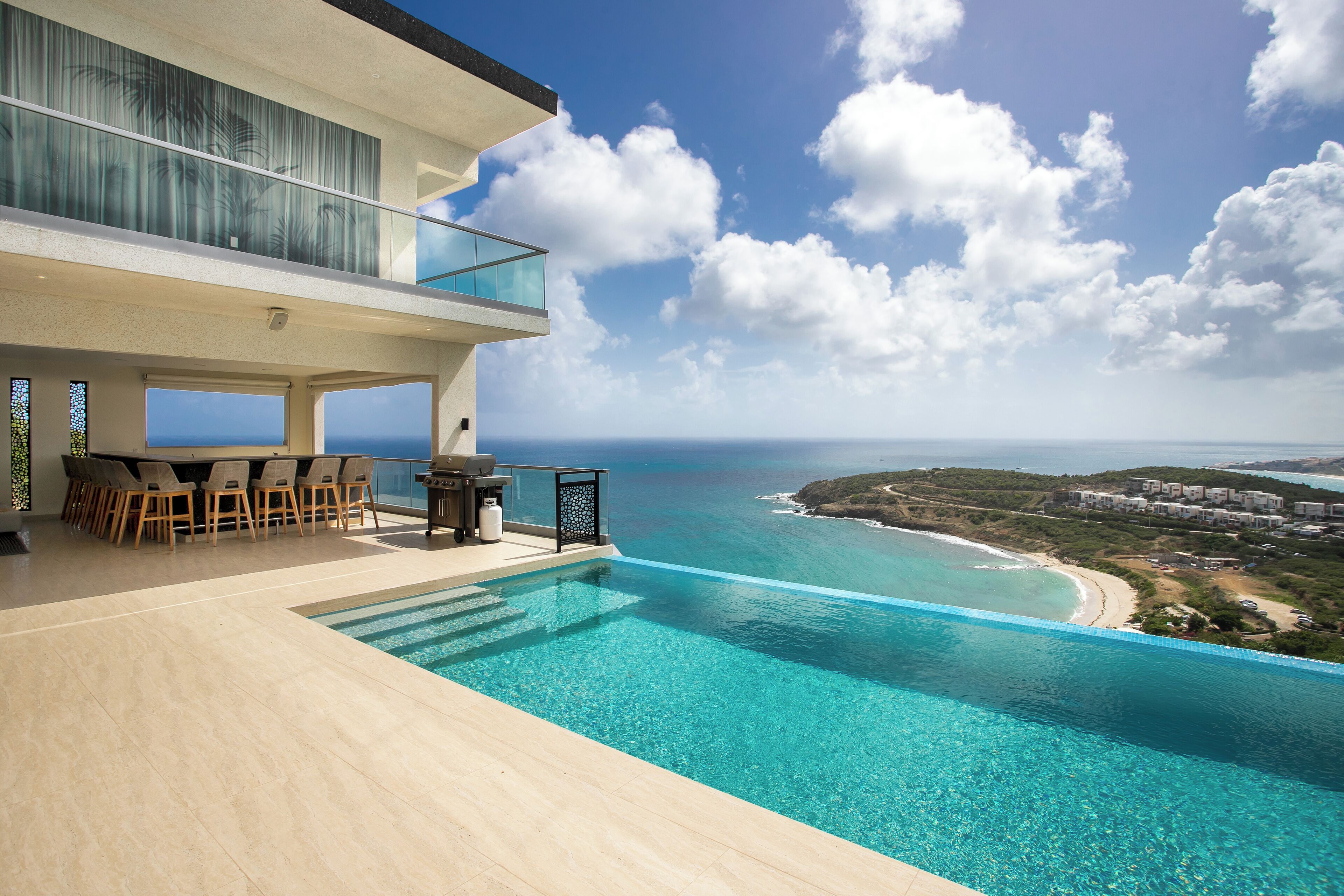 Utendørsbasseng og et oppvarmet basseng