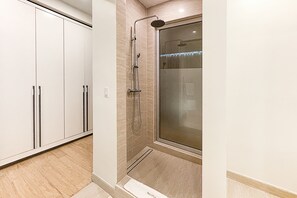 Shower, hair dryer, towels, soap - Villa Numa Exclusive Listing Heated Pool (Indigo Bay)