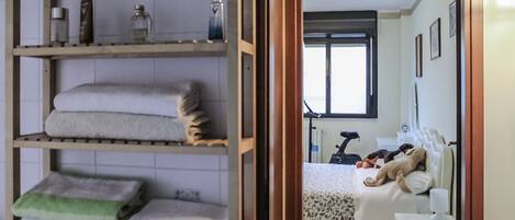 2 bedrooms, iron/ironing board, Internet, bed sheets