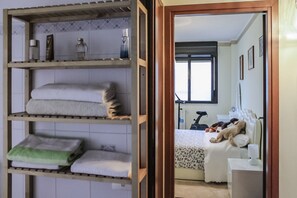 2 quartos, ferros/tábuas de passar roupa, acesso à internet