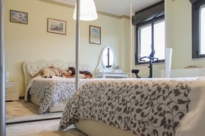 2 bedrooms, iron/ironing board, Internet, bed sheets