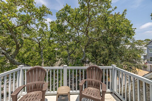 Stones throw from shore!  Spacious multi-level townhome one row back from beach