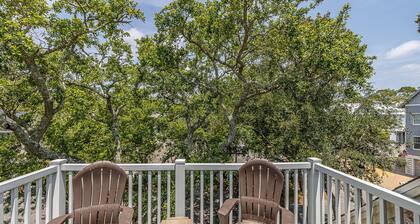 Stones throw from shore! Spacious multi-level townhome one row back from beach