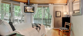 Treetopper Hideaway - A Relaxing Chic Bungalow