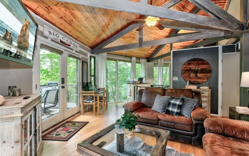 Treetopper Hideaway - A Relaxing Chic Bungalow