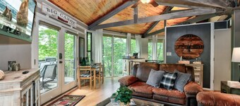 Treetopper Hideaway - A Relaxing Chic Bungalow