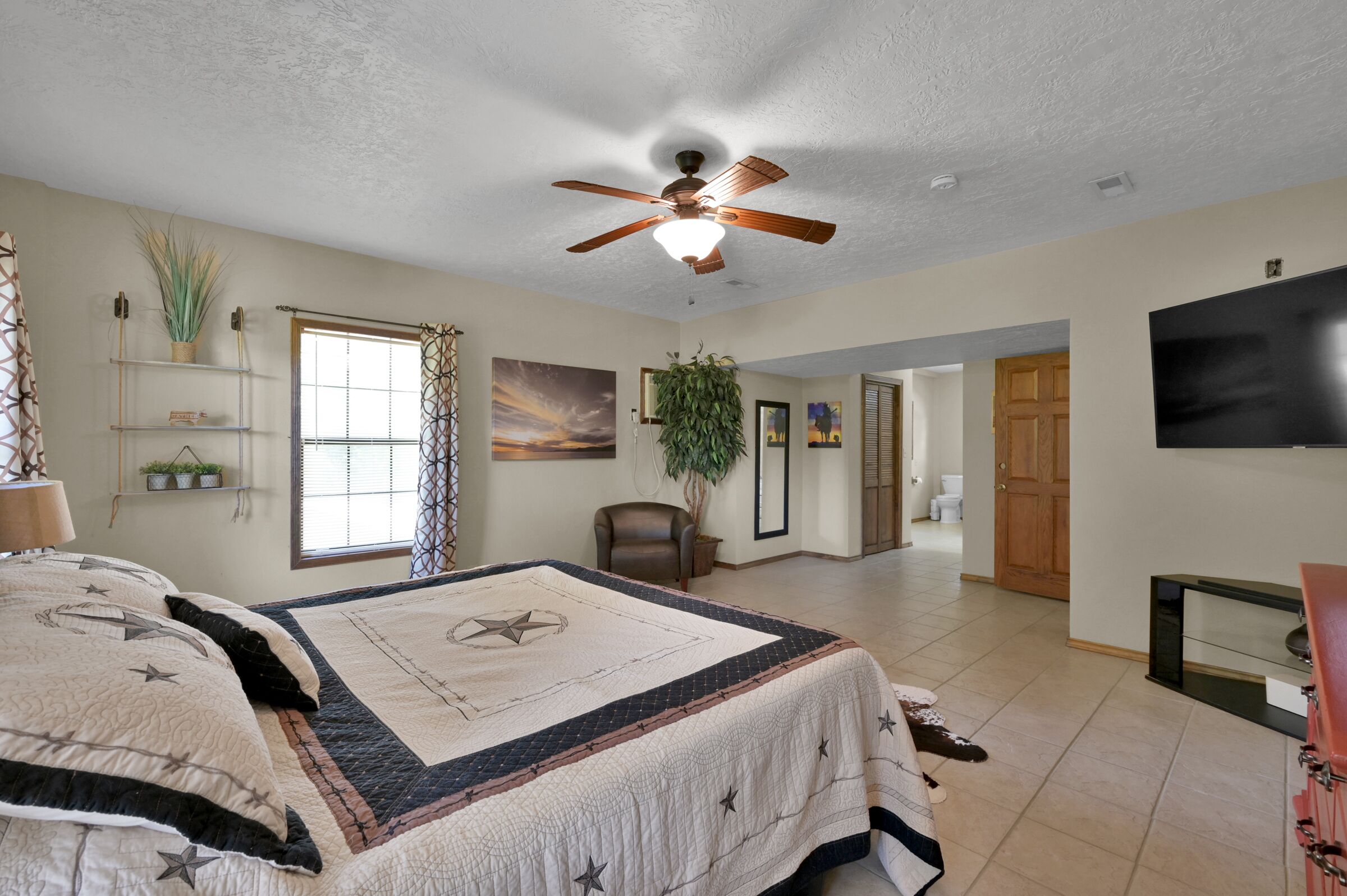 4 bedrooms, iron/ironing board, WiFi, bed sheets