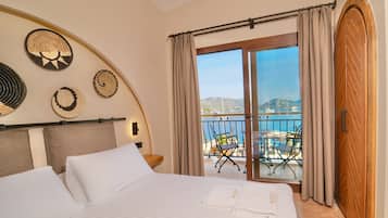 Chambre Luxe, 1 grand lit, vue mer, en front de plage | 1 chambre, minibar, bureau, espace de travail pour ordinateur portable