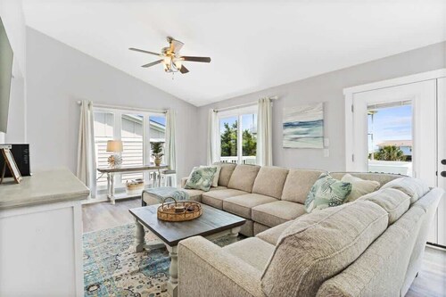 Sea La Vie by Brunswick Vacation Rentals: 5BR OIB Home w/ Private Heated Pool