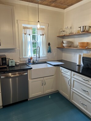 Fridge, microwave, oven, stovetop - Blue Oak Haven in the heart of Lufkin, TX is stylish, updated, and roomy. (Lufkin)