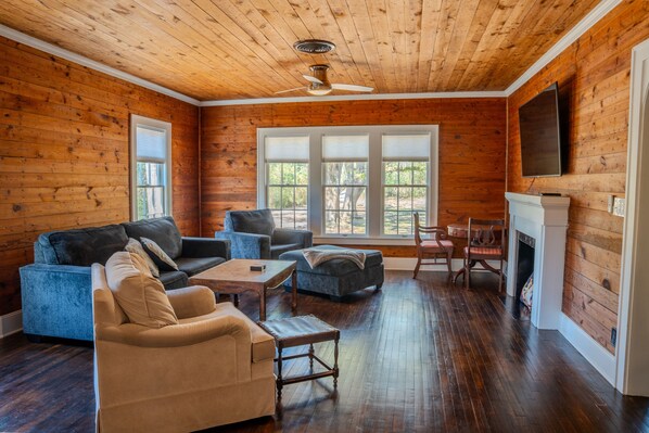 Smart TV, books, computer monitors - Blue Oak Haven in the heart of Lufkin, TX is stylish, updated, and roomy. (Lufkin)