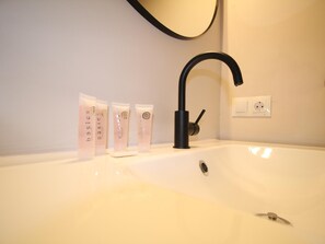Douche, sèche-cheveux, serviettes fournies