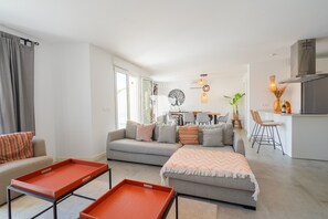 Televisión y chimenea 