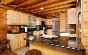 Fridge, microwave, oven, stovetop - Mountain Views, Theater Room, Game Nights - 4 Cubs Cove (Pigeon Forge)