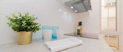 Een koelkast, een microgolfoven, een oven, een kookplaat