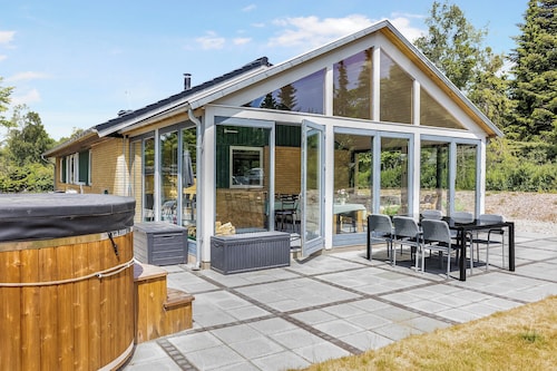 Holiday home with outdoor jacuzzi and shelter
