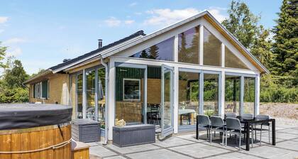Holiday home with outdoor jacuzzi and shelter
