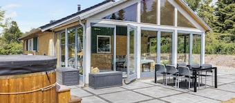 Holiday home with outdoor jacuzzi and shelter