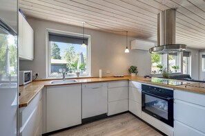 Een koelkast, een microgolfoven, een oven, een kookplaat