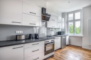 Refrigerador, microondas, horno y utensilios de cocina 