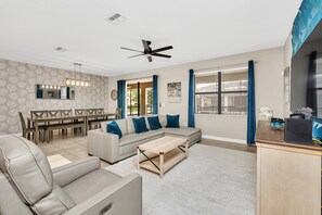 Smart TV, videojuegos, reproductor de DVD y futbolito 