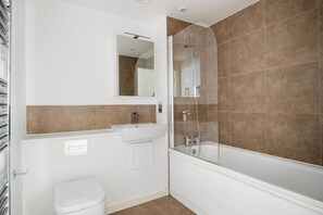 Sèche-cheveux, serviettes fournies